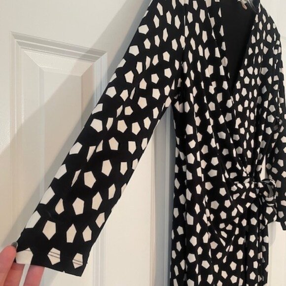 Anne Klein Faux Wrap ¾ Sleeve Black & White Geometric Print Dress – MEDIUM - Picture 3 of 16